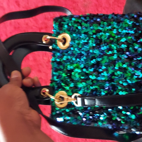 BNWOT Sequin Fashion Clutch looks blue and green when the sequins are in the sun - Picture 9 of 14